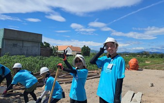 Over 100 int'l volunteers build disaster-resilient homes for poor families in Vietnam's Da Nang