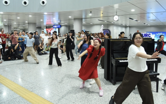 Broadway musical performances delight commuters at Ho Chi Minh City metro station