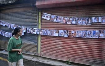 Nepal buries dead as rescuers seek thousands missing