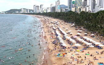 Vietnam’s Nha Trang beach packed with visitors during National Day holiday