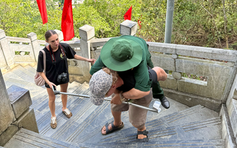 French tourist praised for carrying Vietnamese veteran to Lung Cu Flag Tower in northern Vietnam