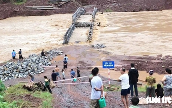 Floodwaters wash away temporary bridge, isolate over 400 households in Vietnam’s Nghe An