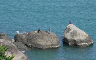 Four tourists swept into sea off central Vietnam while taking photos; 2 rescued