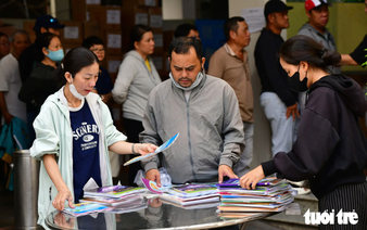 Textbook shortages force Vietnamese parents into hours-long queues, bookstore-hopping