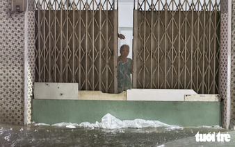 Heavy rain floods streets, disrupts evening commute in Ho Chi Minh City