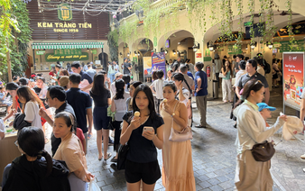 Crowds gravitate to Hanoi’s iconic Trang Tien Ice Cream flagship store before closure