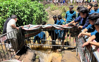 Police verify report of Vietnamese student missing after crossing flooded road in Hanoi