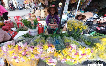 What keeps Da Lat Market thriving as traditional markets fade