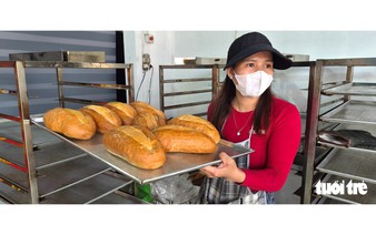 This Hue 'banh mi' shop caps orders at 3 per buyer, and still draws huge queues