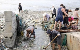 Foreigners join ocean waste clean-up in Vietnam’s Mui Ne
