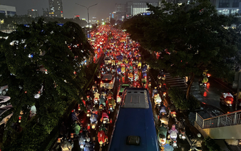 Rush-hour downpour paralyzes Ho Chi Minh City, stranding commuters in deep floods