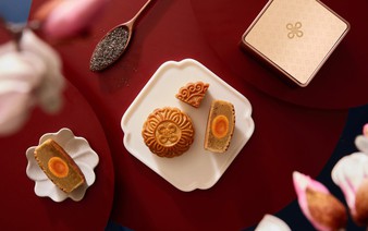 Million-dong luxury mooncakes fly off shelves without shoppers hitting the streets