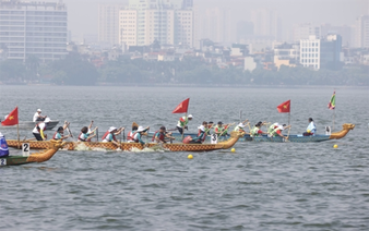 Nearly 900 athletes race in Hanoi dragon boat, SUP championships
