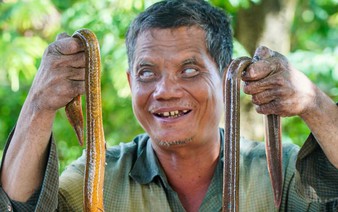 Blind man’s uncanny skill at catching mud eels in southern Vietnam