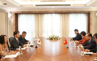 Foreign Minister receives Japanese officials in Hue