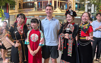 Vietnamese youths invite ‘random foreigner’ to film a Mid-Autumn video, then discover he’s EU ambassador
