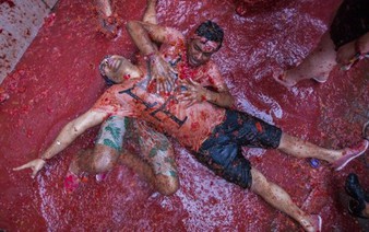 Revellers pay for Spain's annual tomato fight