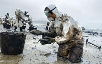 Prestige crew, official acquitted of causing Spain oil disaster