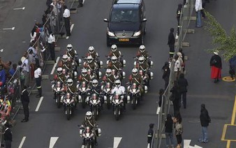 Thousands of South Africans queue to see Mandela lie in state