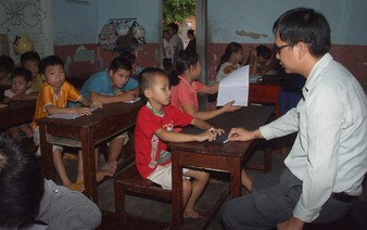 Physically challenged people help others in need