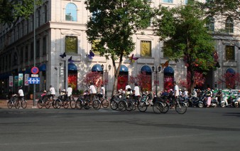 Saigon drivers in compliance with traffic laws (photos)