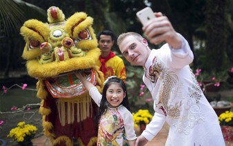 Half-Korean girl, American teacher release Tet CD, music video