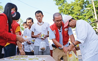 For almost 3 decades, this Vietnamese man has been devoted to charity