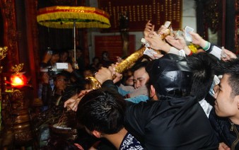 People scramble for lucky tokens at northern Vietnam fest (photos)
