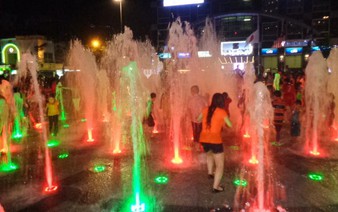 Uh-oh! Youths taking showers at Ho Chi Minh City pedestrian street fountains