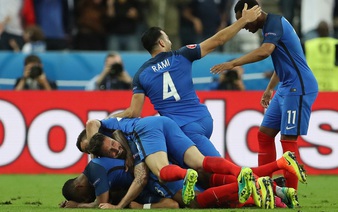 Payet's late stunner helps France floor Romania