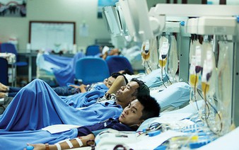In Vietnam, cash-strapped youths donate platelets for money