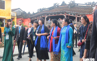 Spouses of APEC leaders tour Hoi An Ancient Town in Vietnam