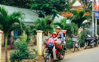 ​Vietnamese man brings poor children to school on bike for past eight years