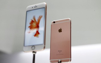 Nearly 3,500 Vietnamese take Apple to court over slowing iPhone
