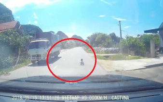 Vietnamese baby filmed crawling across highway as parents sleep