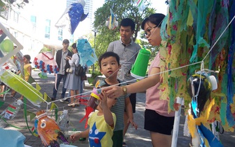 Vietnamese students display plastic sea creatures in Da Nang