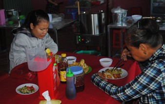 Vietnamese man quits well-paid job to run eatery of nearly-free meals