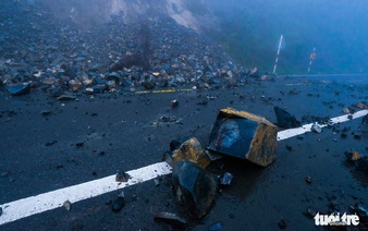 Rockslides repeatedly block traffic along mountain pass connecting Da Lat, Nha Trang