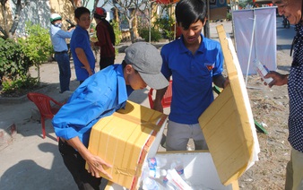 Man hands free water, tissues to people heading home for Tet reunion in Vietnam’s Mekong Delta