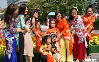 Visitors enjoy flowers, read books at Ho Chi Minh City’s iconic streets