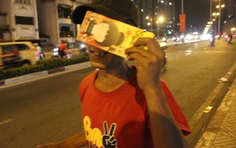 Two Vietnamese beg for social experiment on Lunar New Year's Eve