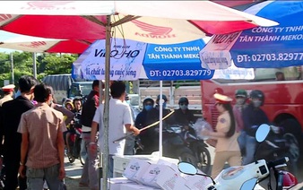 In Vietnam, man shoos police officers who were giving free water to motorcyclists