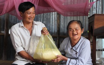 This poor Vietnamese scrap dealer has heart of gold, well-known trust