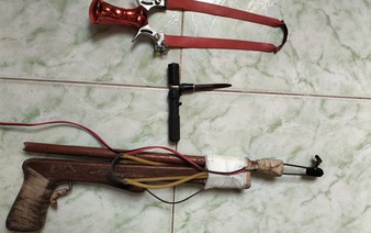 Dangerous slingshots, arrow-shooting guns openly sold in Ho Chi Minh City