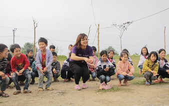 Vietnamese youngsters help the poor practice community-based tourism