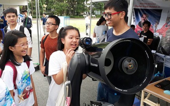 Former NASA head shares space travel stories with Vietnamese students