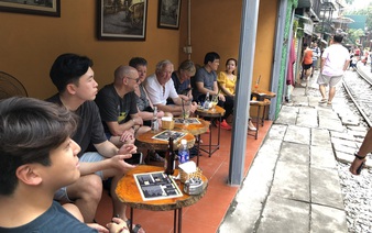 Hanoi’s famous railway attraction should remain, but with added safety measures: opinions