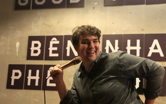 American spreads love for stand-up comedy in Vietnam