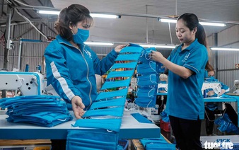 Raincoat factory produces face masks for free amidst COVID-19 epidemic in Vietnam