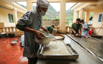 The Vietnamese military men keeping quarantined people well-fed and bouncing